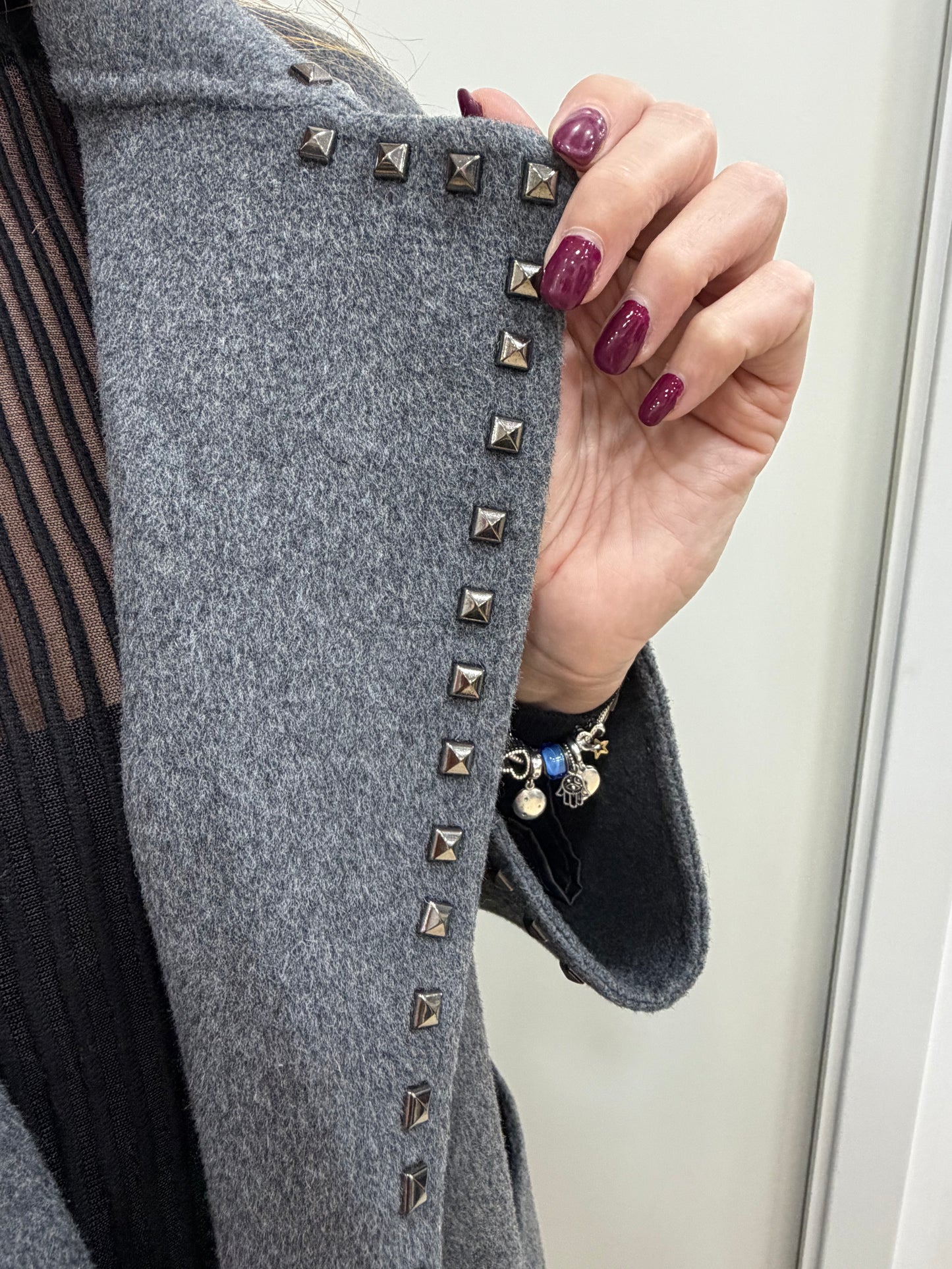 Cappotto grigio Vicolo con borchie